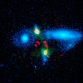 Formación de estrelas explosiva na galaxia actualmente en fusión HXMM01 a 11 mil millóns de anos luz. Tomada pola NASA.