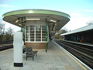 Island platform looking north with 1930s style shelter. Platform 1 is on the far right.