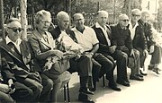 Harry e Ida Borochow na Casa Lessin [es] em Tel Aviv com David Borochov. Ida senta-se com flores e David senta-se à esquerda de Harry. Harry e Ida eram convidados do Histadrut.[18] 10 de novembro de 1964
