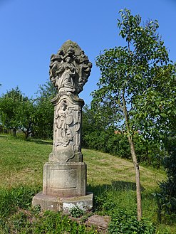 Sculpture de la Sainte Trinité et le couronnement de la Vierge Marie.