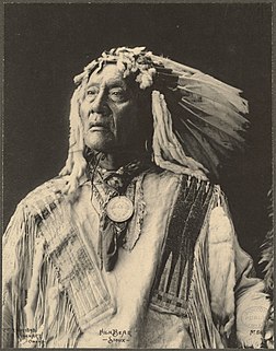 High Bear, Sioux. Photographié par Frank Rinehart en 1898.