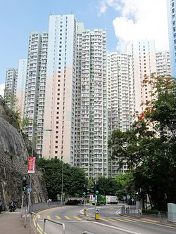 Hing Tung Estate (tampilan penuh dan langit-biru versi).jpg