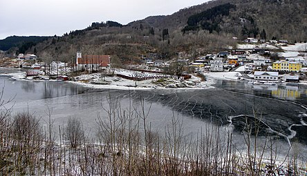 Hosanger kirkested med omgivelser ved Mjøsvågen, Osterøy.jpg