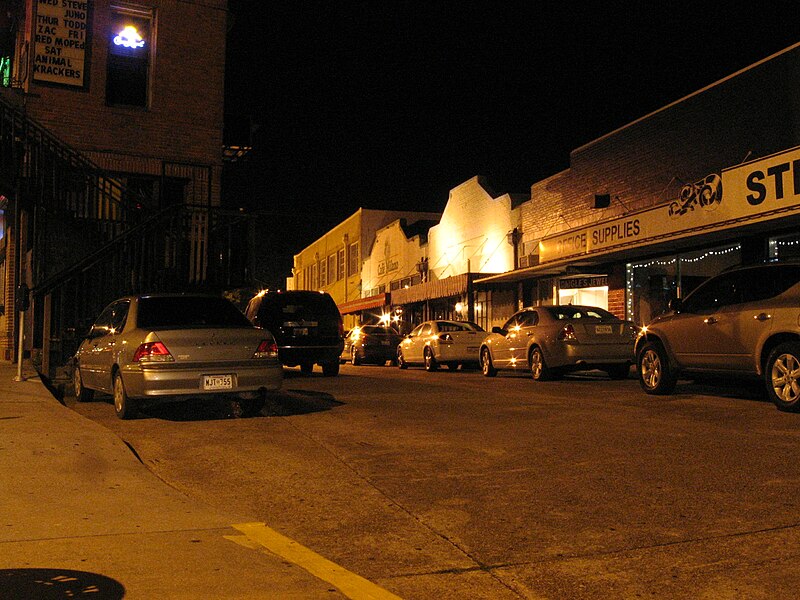 File:Houma Louisiana at night.jpg