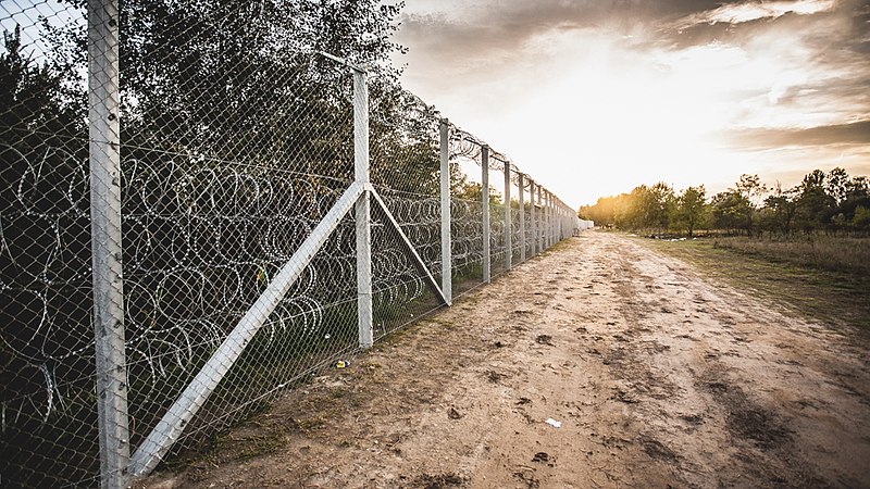 The border barrier set up by Hungary at the Hungaro-Serbian border. Image: Bőr Benedek
