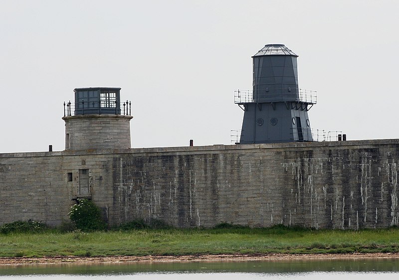 File:Hurst Castle Low Lighthouses 1.jpg