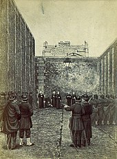 Photomontage montrant au premier plan un peloton d'exécution à droite, à gauche l'homme qui semble le commander, et en arrière-plan, devant le haut mur d'une cour intérieure, un groupe de religieux.