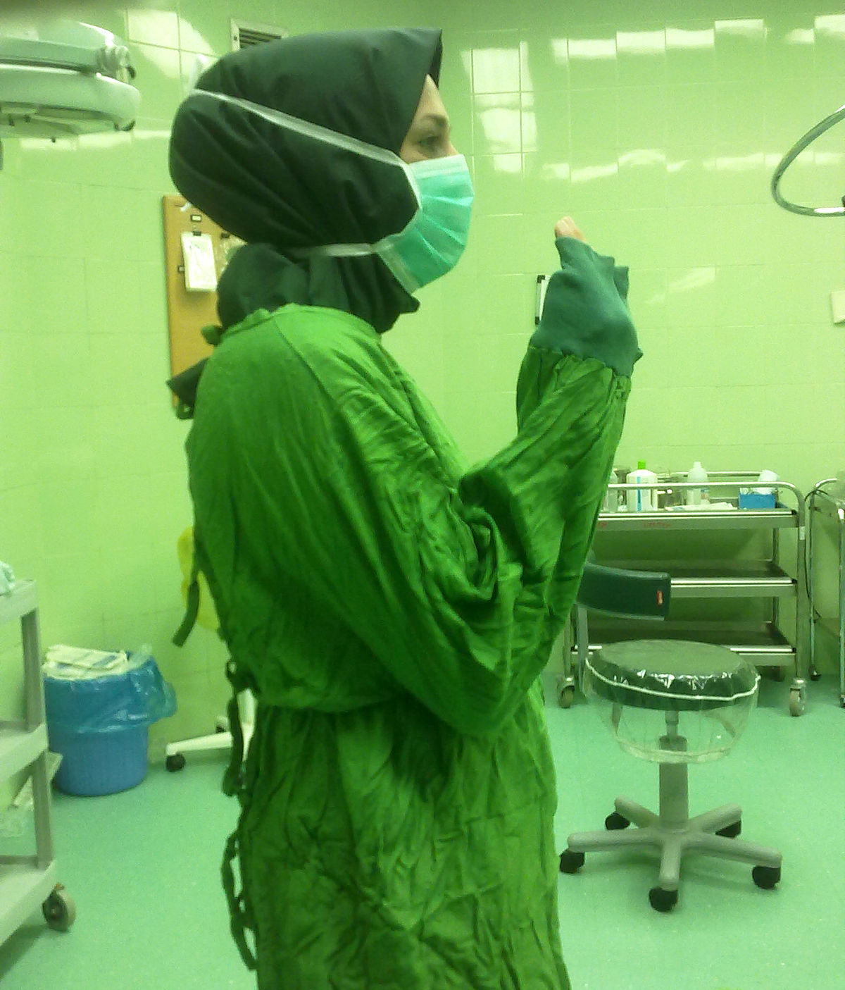 File:Iranian surgical technologist with hijab 02.jpg - Wikipedia