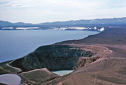 אגם אסקייואן והאגם התרמי הקטן במכתש ויטי