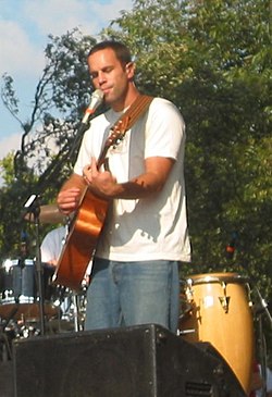 Jack Johnson esiintymässä syyskuussa 2004.