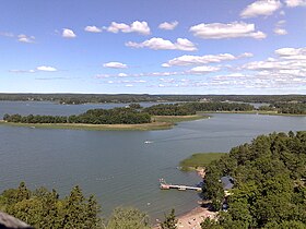 Vue depuis le clocher de l'église de Naantali. Au centre l'île de Jakoluoto et derrière l'île de Hiipa. Au premier plan la plage de Nunnalahti .