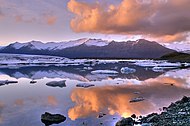 Jökulsárlón, ledeniško jezero na Islandiji. Desno ustje ledenika Vatnajökull