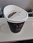 Kaffeebecher aus Pappe mit eingebautem Filter — "surplid" (Lufthansa Bordverkauf, Preis: 3 €, nur per Kreditkarte zahlbar)