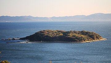 北側から望む梶島（2014年11月15日撮影）