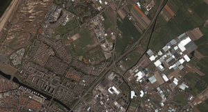 Katwijk-Noord, boven de Rijn gelegen, met aan de linkerkant de Noordduinen en aan de rechterkant industrieterrein 't Heen. Links bovenin is de ESTEC, het onderzoekscentrum van de ESA, te zien. De nieuwe wijk Park-Rijnsoever is op deze foto nog niet aanwezig.