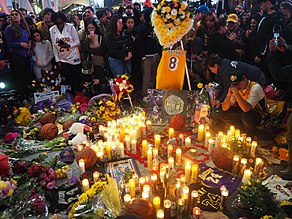 Des fans des Lakers de Los Angeles et de Kobe Bryant se réunissant devant le Staples Center.
