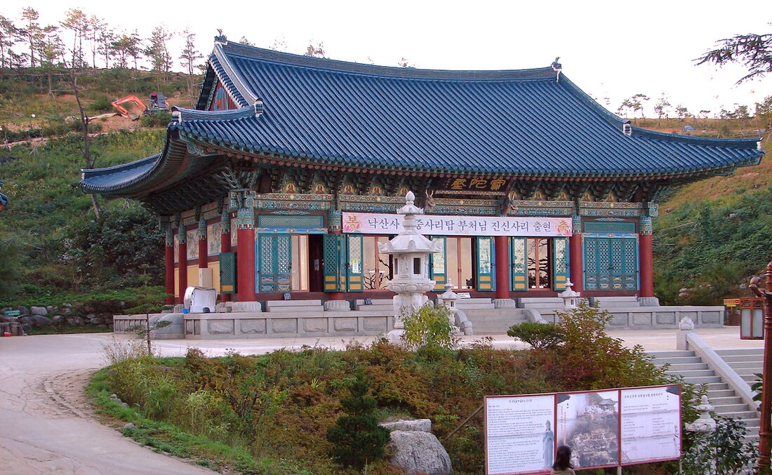 File:Korea-Naksansa 2215-07 grounds.JPG