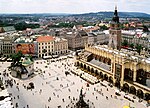 الساحة المركزية في كراكوف، تحيطها الكنيسة ودار البلديًّة وقصر الحاكم؛ كانت هذه الساحات مركز الحياة الإجتماعيًّة في العالم المسيحي.