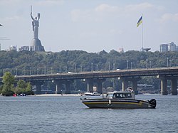 Háttérben a kijevi „Szülőföld” monumentális emlékműve