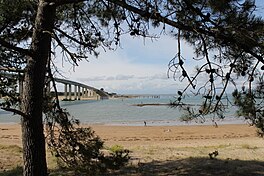 Foto dari jalur sempit air yang memisahkan dua massa tanah dihubungkan oleh Jembatan Noirmoutier