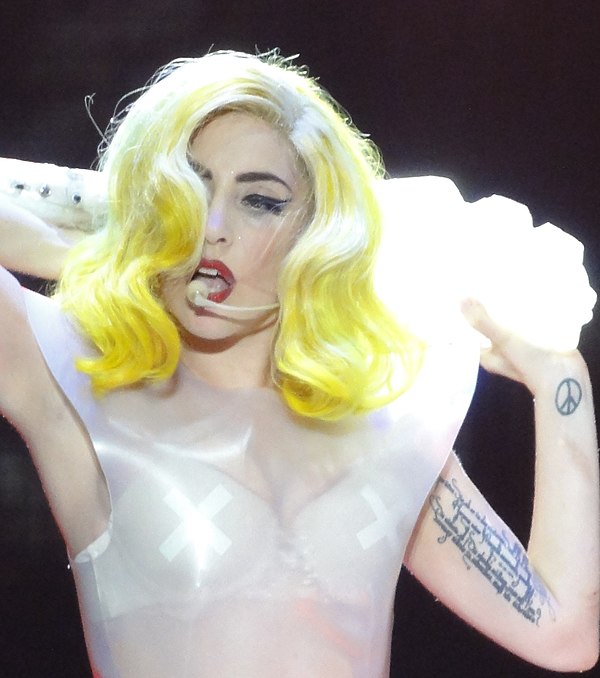 A tattoo on Gaga's left biceps displays the date of her aunt Joanne's death.