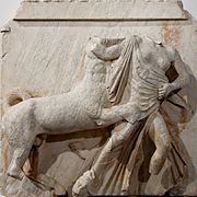 Sculpture en marbre carrée ; combat entre un homme et un centaure.