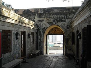 Vista d'una entrada de la fortaleza.