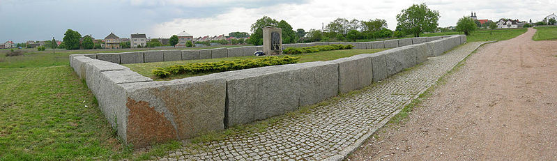 File:Le mémorial du pogrom de Jedwabne.jpg