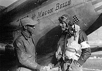 Poročnik Lee Andrew »Buddy« Archer mlajši (desno) pred svojim letalom P-51C-10-NT »Ina The Macon Belle« #72