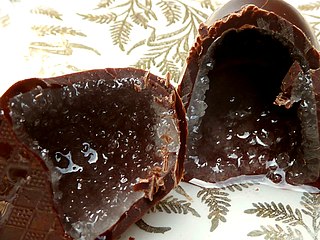 <span class="mw-page-title-main">Sugar crust</span> Method to prepare liquid filled chocolates