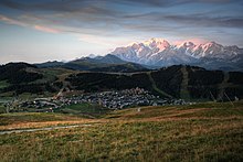 Les Saisies vues du Signal de Bisanne, le mont Blanc en arrière-plan.