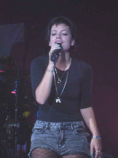 File:Lily Allen 03 - La cigale - 2009.jpg