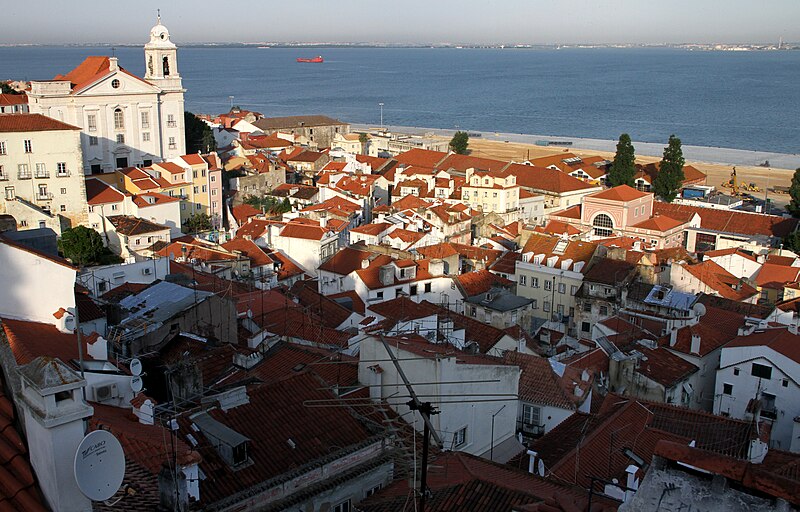 File:Lissabon-Largo das Portas do Sol-44-Alfama-2011-gje.jpg