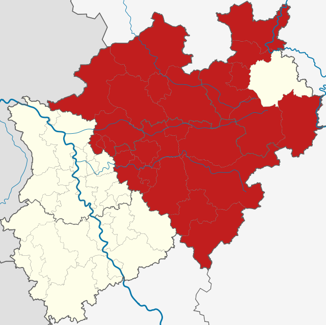 Вестфалија во Северна Рајна-Вестфалија се граничи со северниот дел на Рајнската област на запад и округот Липе на североисток.