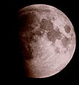 Mart 2007 Ay tutulması. Dünyanın ilerleyen gölgesi, Ay yüzeyindeki ayrıntıları ortaya çıkarıyor. Tycho'dan yayılan devasa ışın sistemi, güney yarımkürede baskın özellik olarak gösteriliyor.