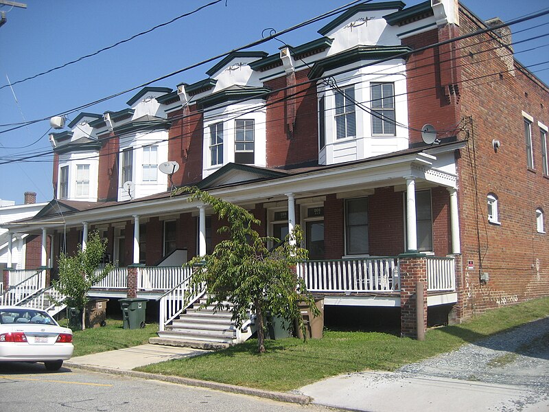 File:Lyndon Street Townhouses (Greensboro, North Carolina) 1.jpg