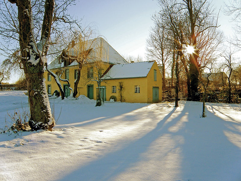 File:Mühlengebäude im Winter-RZ.JPG