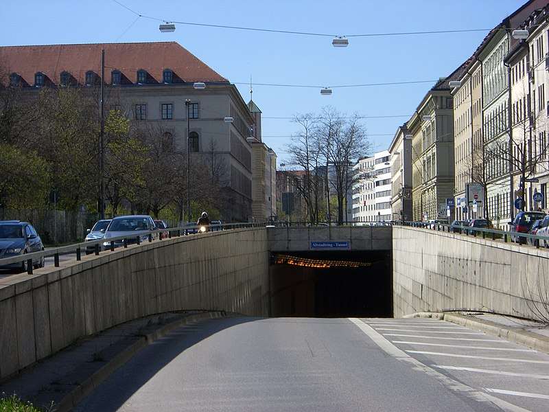 File:München - Altstadtring 03 (Altstadtringtunnel in der Von-der-Tann-Str.).jpg