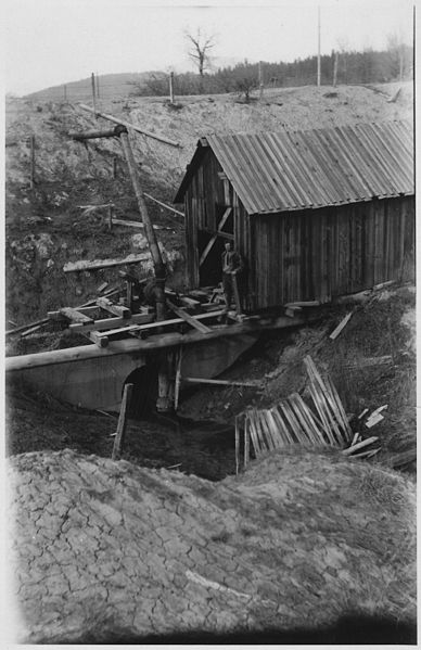 File:Main pumping plant an dgravity drain outlet of drainage district No. 8. Woven wire screen is across ditch to protect... - NARA - 298517.jpg