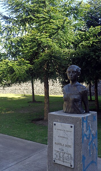 File:Manuela Sáenz, escultura, Puerto Madero.jpg