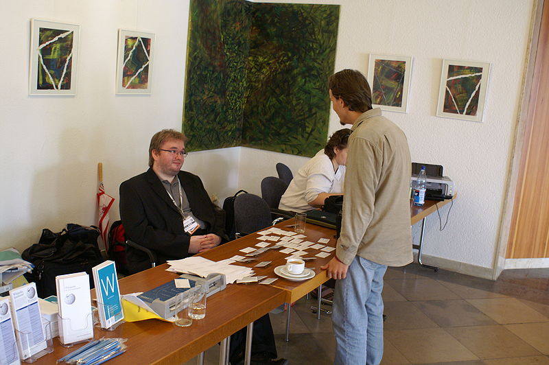 File:Marcus und Jonathan im Tagungsbüro Academy 2007.JPG