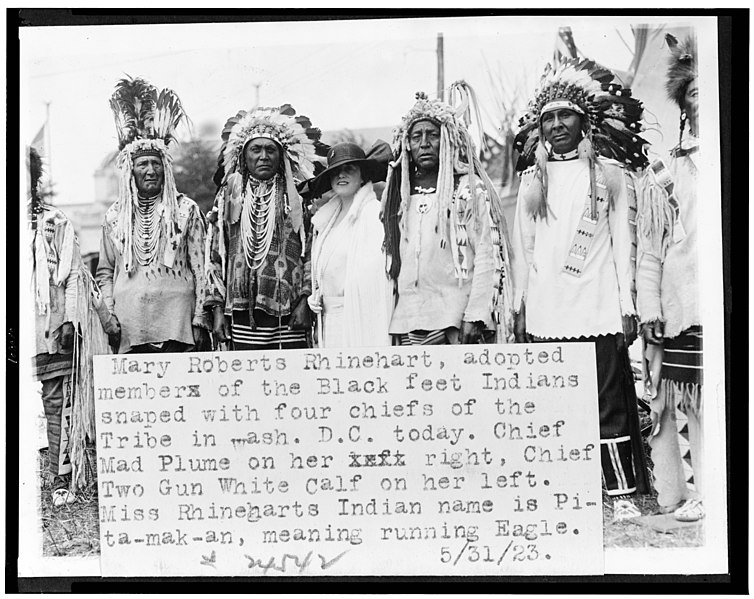 File:Mary Roberts Rhinehart (sic), adopted member of the Blackfeet Indians snaped (sic) with four chiefs of the tribe in Wash. D.C. today. Chief Mad Plume on her right, Chief Two Gun White Calf LCCN93508070.jpg