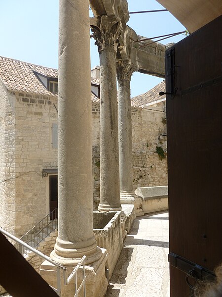 File:Mausoleum Columns 02.jpg