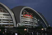 Vue depuis l'extérieur d'une partie d'un stade, de nuit