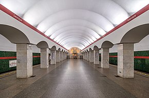 Подземный зал станции после нанесения красной маркировки Первой линии