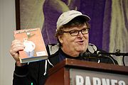 Michael Moore mit seinem Buch Here Comes Trouble (2011)