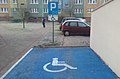 Miejsce parkingowe zarezerwowane dla osób niepełnosprawnych na parkingu osiedlowym w Tomaszowie Mazowieckim, grudzień 2018.jpg