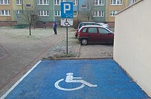 Disabled parking place in Tomaszow Mazowiecki, Poland Miejsce parkingowe zarezerwowane dla osob niepelnosprawnych na parkingu osiedlowym w Tomaszowie Mazowieckim, grudzien 2018.jpg