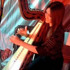 Monica Lucena, jeune harpiste jouant la harpe paraguayenne sans demi-tons (non chromatique, diatonique donc).