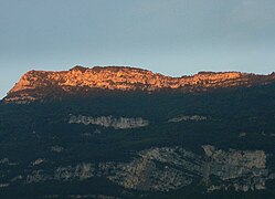 Der Gipfelaufbau des Monte Biaena im Morgengrauen, gesehen von Rovereto